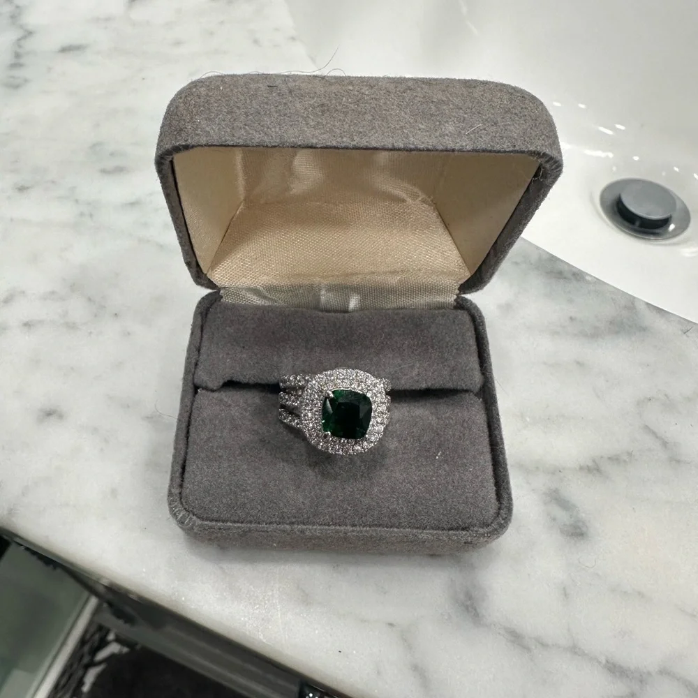 New emerald green big stone engagement ring - Picture 2 of 7